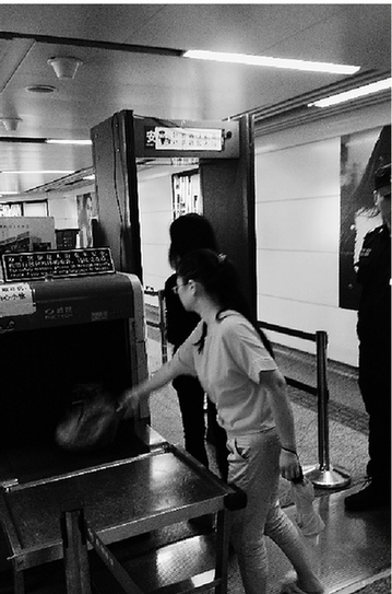 夏天小偷频出没，地铁站装上安检门