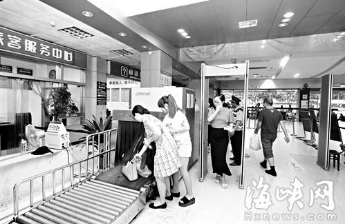 福州汽车北站增设安检门 旅客、行李逢过必检(组图)