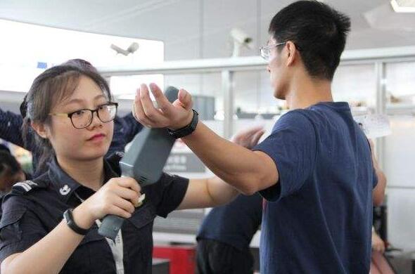 坚守空防安全，安检门通道工作忙！