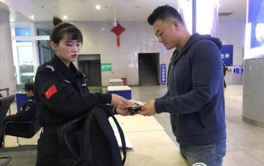 安检门厂家：粗心乘客过安检忘拿包安检员紧急寻人送还！
